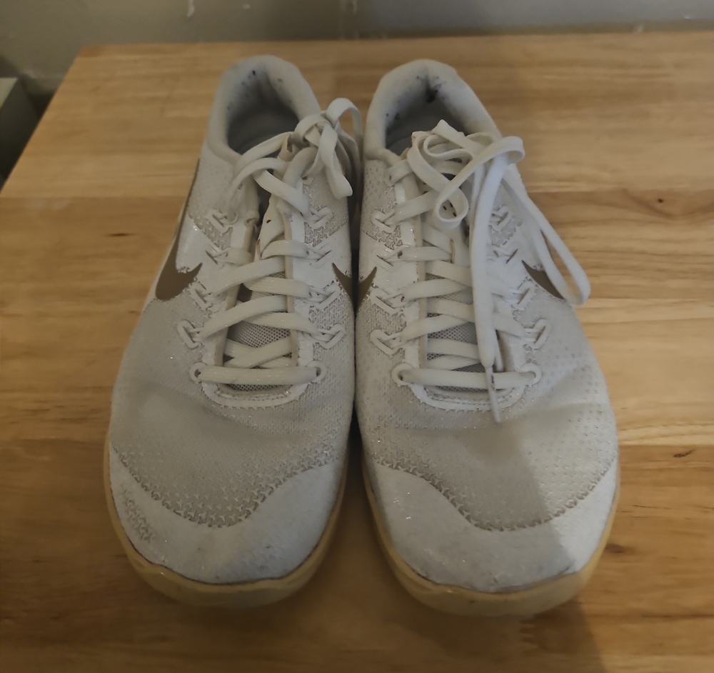 Nike Men’s White Athletic Trainers with Gold Swoosh
